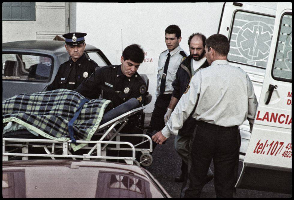 Momento en el que la policía saca al padre de la casa muerto.