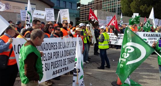 Los examinadores de Trfico, concentrados ante la DGT