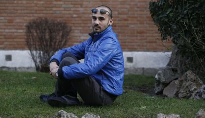 Daniel Jiménez, junto al edificio en que vive en Madrid.