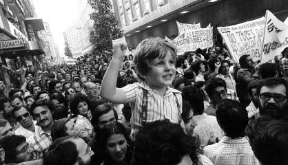 Daniel Rivas, en 1976, sobre los hombros de su padre.