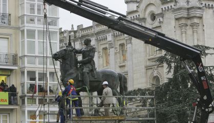 Retirada de la estatua ecuestre de Franco en Santander.