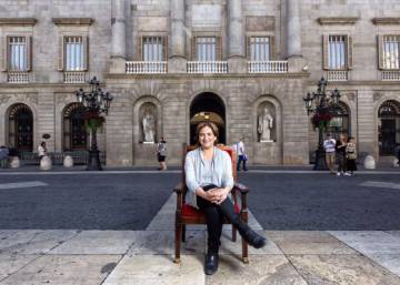 Colau se vuelca como nunca en la celebración de la República