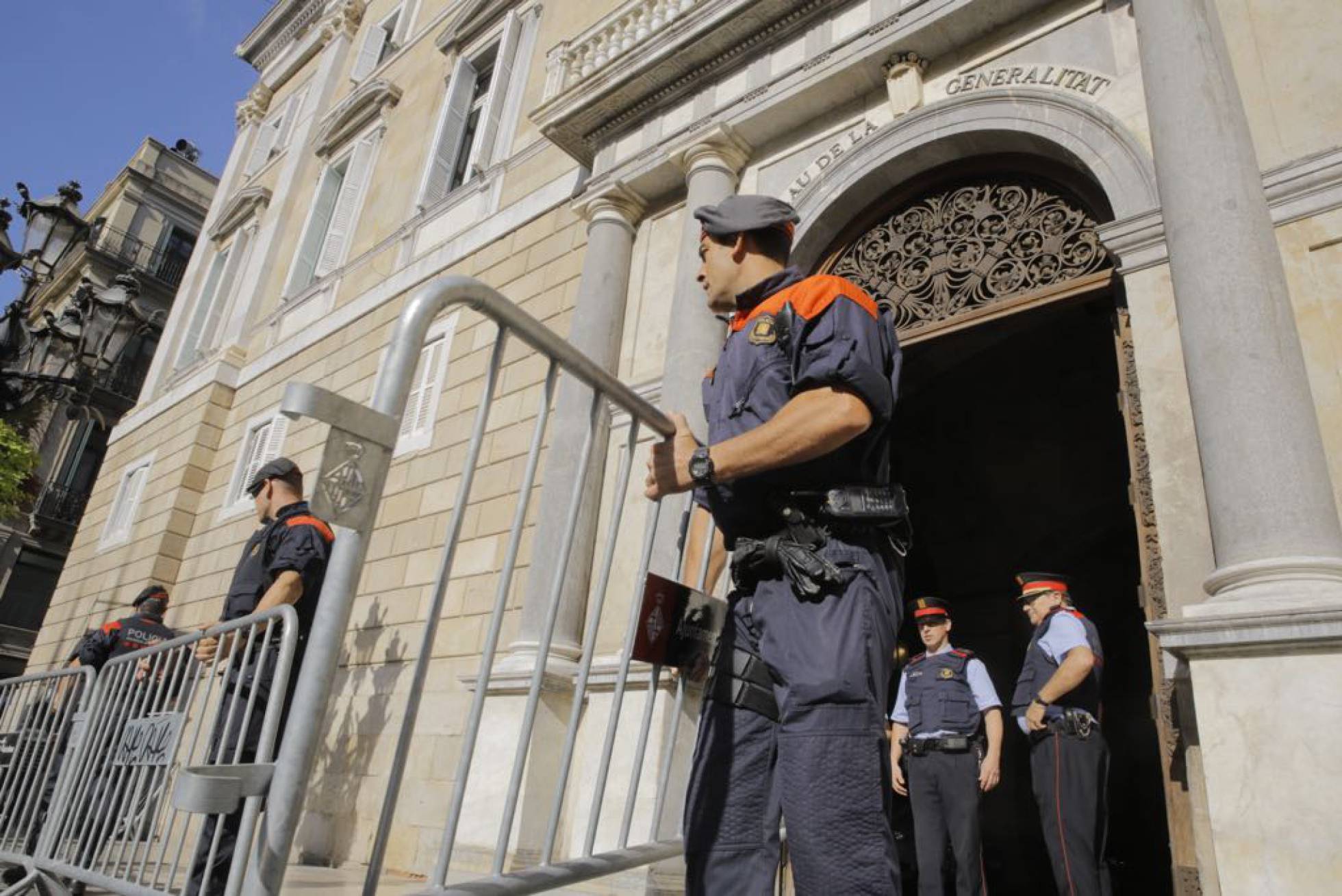 La Guardia Civil registra consejerías de la Generalitat por el referéndum y detiene al número dos de Junqueras.  1461926687_302419_1505896388_noticia_normal_recorte1