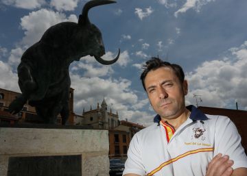 Jos&eacute; Antonio Rico Ovejero, lancero de Tordesillas, ante el monumento al Toro de la Vega.