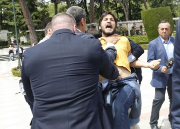 Man crashes acting prime minister’s rally to cry of “You are the mafia!”