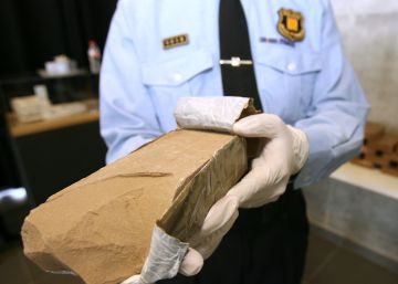 Un agente muestra un paquete de hero&iacute;na decomisada en una operaci&oacute;n en Catalu&ntilde;a en 2014.