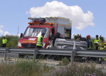 Actuación de Bomberos y Guardia Civil en un siniestro de Granada, el 31 de mayo.