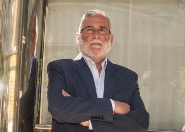 El consejero de Educaci&oacute;n c&aacute;ntabro, Ram&oacute;n Ruiz, este mi&eacute;rcoles delante de la sede del Gobierno. 