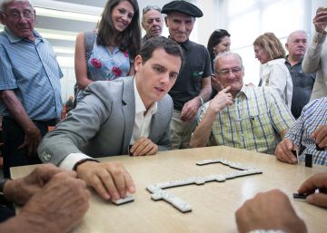 Albert Rivera juega una partida de domin&oacute; con un grupo de jubilados.