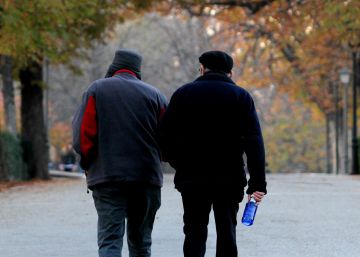 Una pareja de jubilados en el parque del Retiro en Madrid.