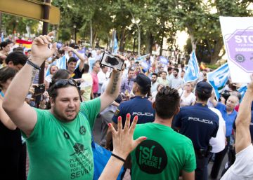 Protesta de miembros de la PAH en el mitin de Rajoy de este jueves.