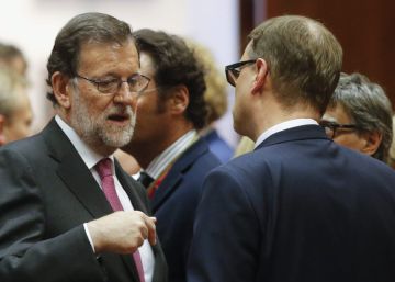 Rajoy conversa con el canciller austriaco Christian Kern durante la reuni&oacute;n del Consejo Europeo en Bruselas.