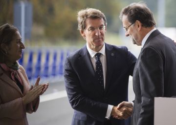 Feij&oacute;o saluda a Rajoy en presencia de Pastor, durante un acto en Lugo en 2015.