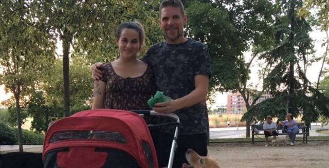 Ignacio y María, los padres que quieren poner Lobo a su hijo en la imagen que acompaña su campaña en Change.org.