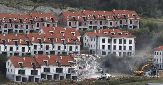 Las grúas derriban los edificios de Piélagos.