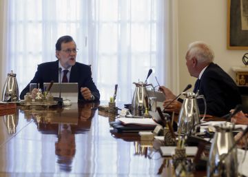 Mariano Rajoy y Jos&eacute; Manuel Garc&iacute;a Margallo durante la reuni&oacute;n del Consejo de Ministros.
