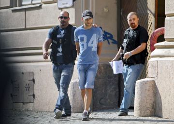 Sergio Morate es escoltado por dos agentes de la Polic&iacute;a, de camino al tribunal en la localidad de Lugoj (Ruman&iacute;a) el 14 de agosto de 2015.