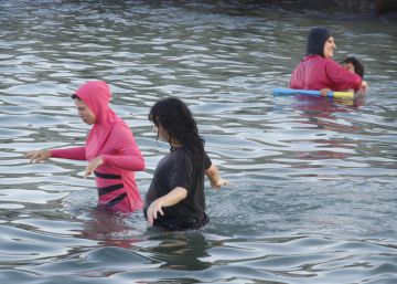Tres mujeres este lunes en la playa barcelonesa de Montgatrn .