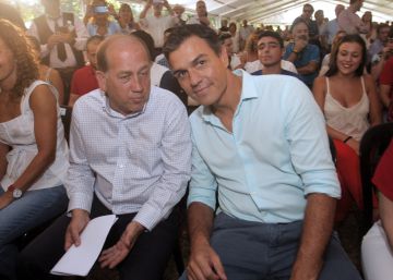 El secretario general del PSOE, Pedro Sánchez,d., y el candidato socialista a la Presidencia de la Xunta de Galicia, Xoaquín Fernández Leiceaga, este sábado en Oroso.