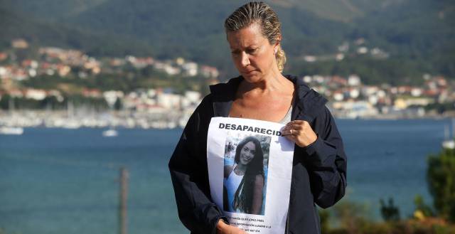 La madre de Diana con un cartel de la joven.