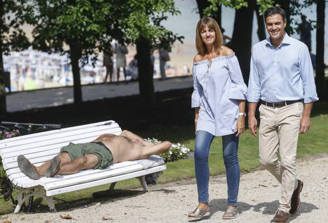 Pedro S&aacute;nchez, y la candidata a lehendakari del PSOE, Idoia Mendia, este domingo en San Sebasti&aacute;n. 