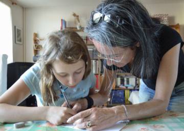 Ayudarles a hacer los deberes no es ayudarles