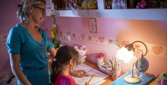 Almudena, de cinco a&ntilde;os, con su madre.