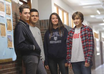Cayo Sanz, Jorge El Busto, Mar&iacute;a L&oacute;pez de Maturana y Jon Otaegui, en el Colegio San Patricio de San Sebasti&aacute;n.