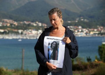 Diana López-Pinel, madre de la joven desaparecida Diana Quer, con una fotografía de su hija