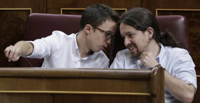 &Iacute;&ntilde;igo Errej&oacute;n y Pablo Iglesias, en el Congreso.