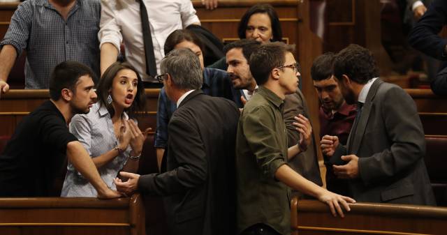 Podemos and Ciudadanos deputies clash in Congress.