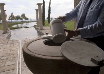 Un hombre deposita unas cenizas en el cementerio de Chiclana de la Frontera (C&aacute;diz).
