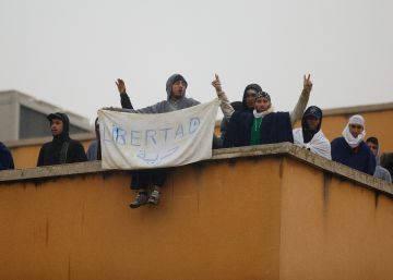 Varios de los internos del CIE amotinados en octubre, en el tejado del edificio.