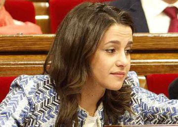 In&eacute;s Arrimadas (c), en el Parlamento catal&aacute;n.