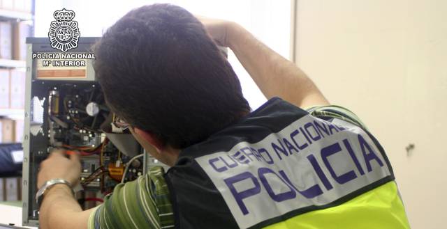 Imagen de archivo de un agente con material incautado.