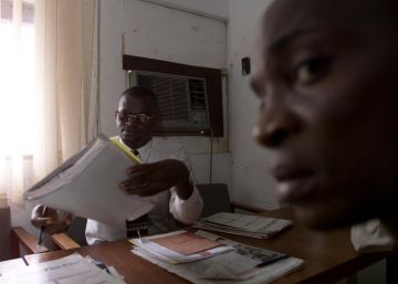 El doctor Wole Daini, enfermo de SIDA, lee el informe de un paciente afectado por el VIH, en Lagos, Nigeria.