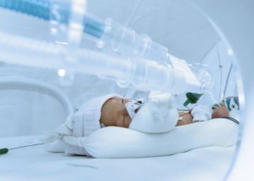 Un beb&eacute; en un hospital de Granollers (Catalu&ntilde;a).