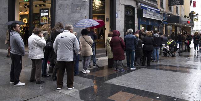 Cola para comprar en el local Doña Manolita.
