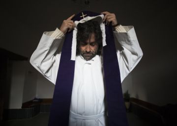 Nieto nunca lleva sotana porque le aleja y distingue de su comunidad. El &uacute;nico uniforme que usa es la casulla para las celebraciones.