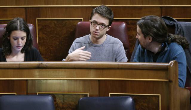Irene Montero, &Iacute;&ntilde;igo Errej&oacute;n y Pablo Iglesias. 