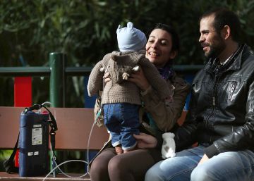 Pablo, junto a sus padres Beatriz Hernández y Gonzalo Portillo.
