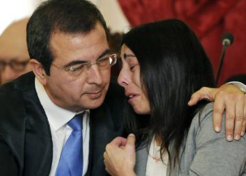 Raquel Gago, con su abogado, el pasado marzo.