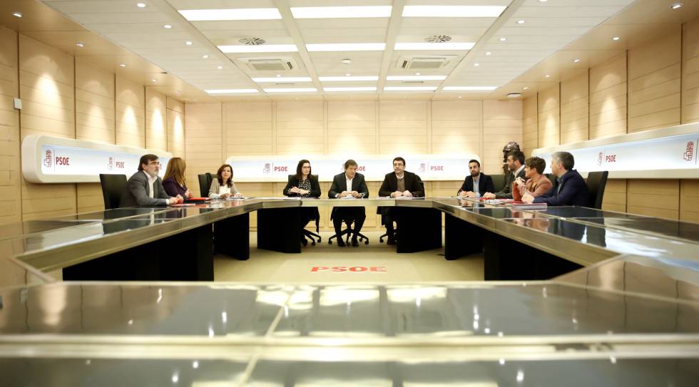 La gestora del PSOE cumple 100 días con logros políticos y sin candidatos