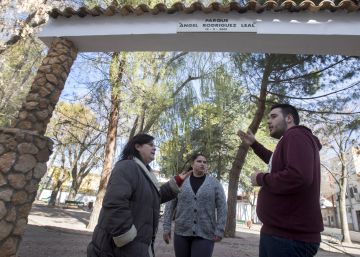 Miembros de Ahora Casasimarro en el parque &Aacute;ngel Rodr&iacute;guez Leal, el vecino asesinado en el atentado contra los abogados de Atocha.