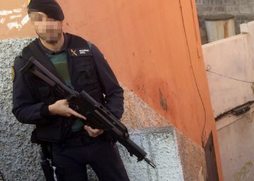 Un guardia civil, durante una operaci&oacute;n antiterrorista en Canarias el d&iacute;a 17.