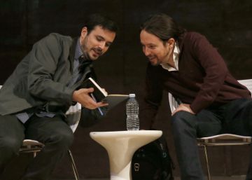 Pablo Iglesias y Alberto Garz&oacute;n al inicio de un debate. 