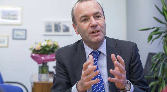 Manfred Weber, durante la entrevista, en su despacho del Parlamento Europeo en Bruselas.