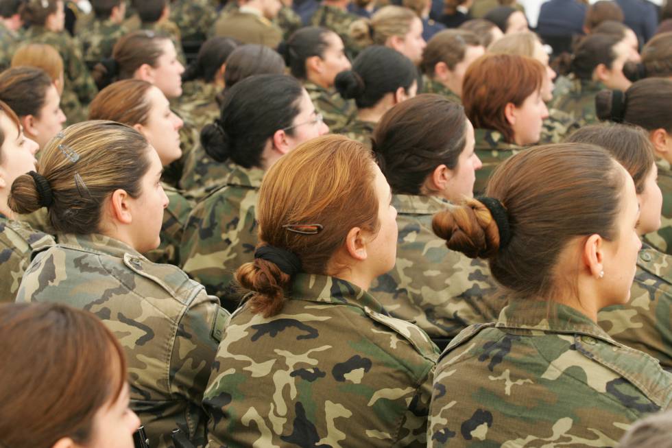 Defensa Reduce A 1 55 La Altura Minima De Las Mujeres Para Entrar En El Ejercito Espana El Pais