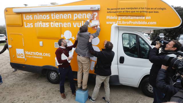 Miembros de Hazte Oír, en el autobús.