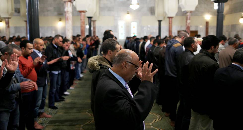 Decenas de hombres rezan en Centro Cultural Islámico de Madrid. 